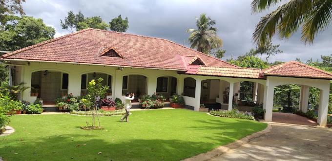 Emerald Castle Villa Madikeri Exteriör bild