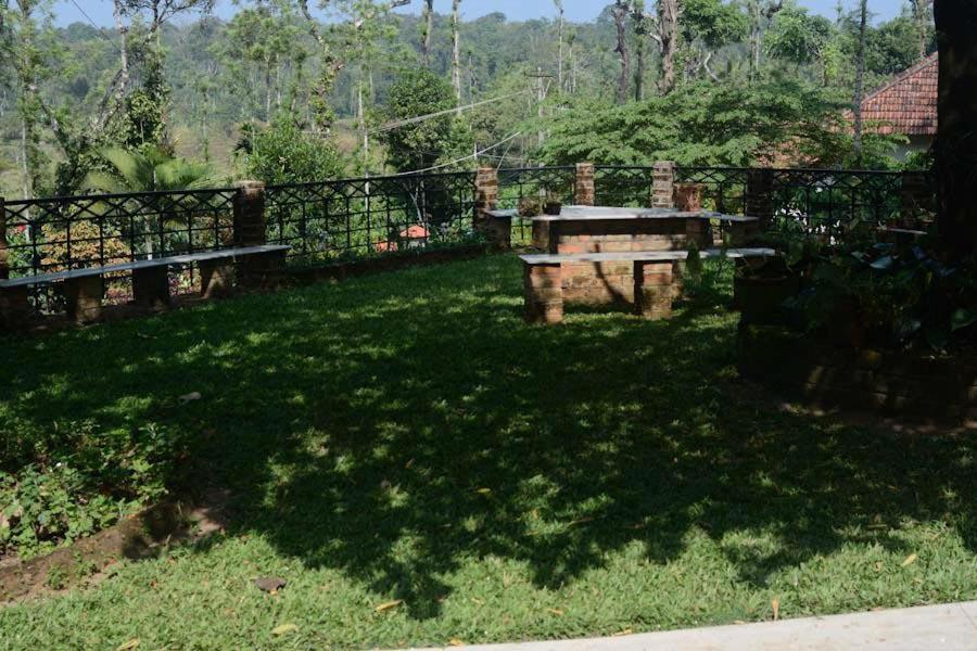 Emerald Castle Villa Madikeri Exteriör bild