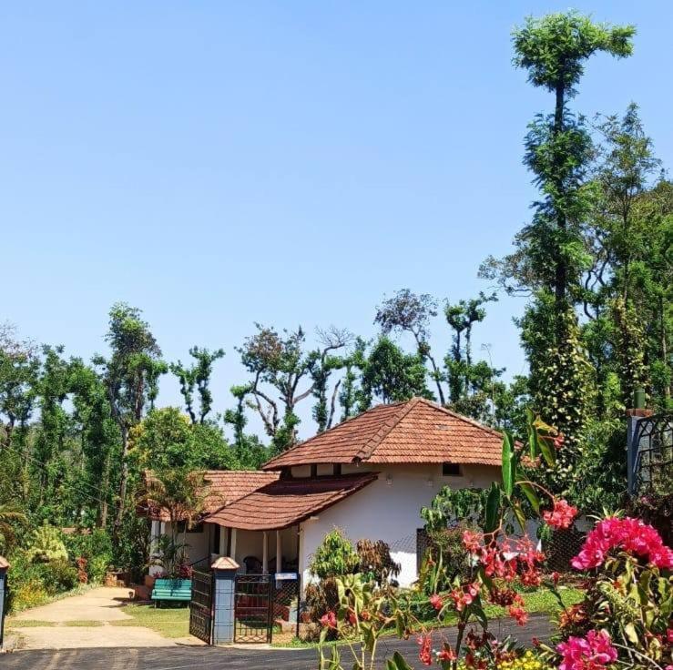 Emerald Castle Villa Madikeri Exteriör bild
